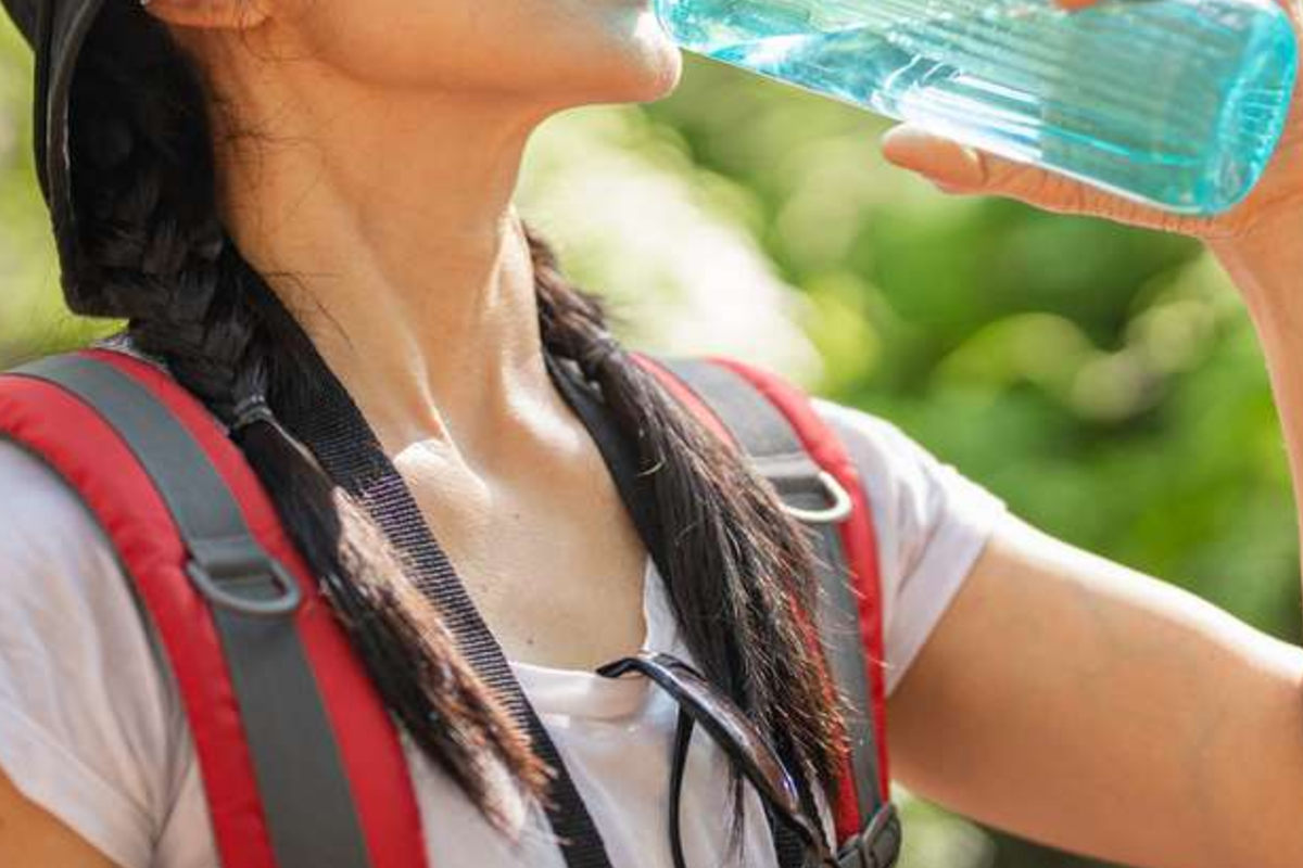 பிரபல பாடசாலை மாணவிகளின் குடிநீர் போத்தல்களில் குளிசைகள்; பொலிஸார் தீவிர விசாரணை | School Girls Water Bottles Drugs Police பிரபல பாடசாலை மாணவிகளின் குடிநீர் போத்தல்களில் குளிசைகள்; பொலிஸார் தீவிர விசாரணை | School Girls Water Bottles Drugs Police