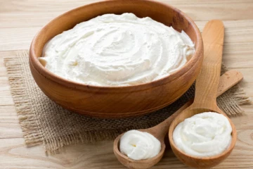 தயிருடன் இந்த உணவுகளை மறந்து கூட சாப்பிடாதீங்க! உயிருக்கே உலை வைக்கும்.. கவனமா இருங்க