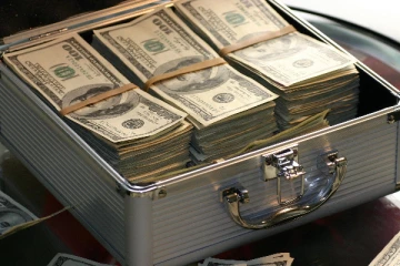 தற்செயலாக வந்த ரூ.6.45 கோடி சம்பளம்! பணத்துடன் தப்பியோடிட நபர்