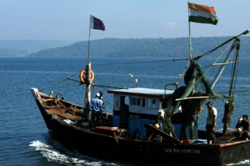 இலங்கை கடற்பரப்பிற்குள் அத்துமீறி நுழைந்து மீன்பிடியில் ஈடுபடும் இந்திய மீனவர்கள் கைது
