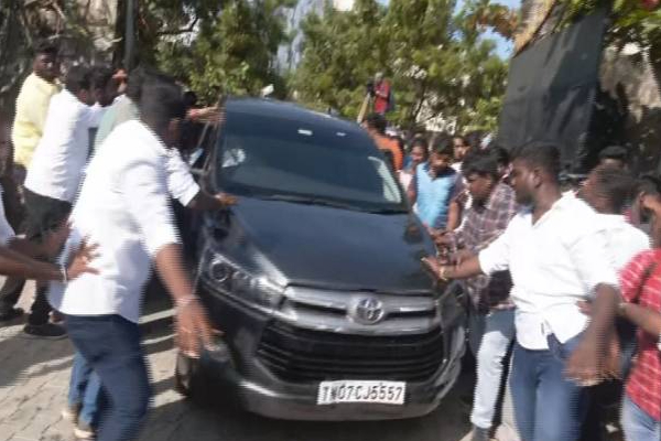 ரசிகர் ஒருவருக்கு இன்ப அதிர்ச்சி கொடுத்த நடிகர் விஜய்! வைரல் புகைப்படம் | Actor Vijay Gave Surprise To A Disabled Fan Photo