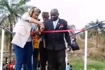 திறப்பு விழா நிகழ்ச்சியின் போதே இடிந்து விழுந்த பாலம்... வைரல் வீடியோ!