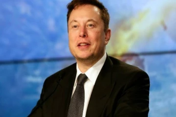 இங்கிலாந்தின் புகழ் பெற்ற கால்பந்து அணியை வாங்க எலான் மஸ்க் முடிவு