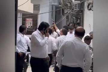 டெல்லி நீதிமன்றத்தில் துப்பாக்கிச்சூடு நடந்ததால் பரபரப்பு