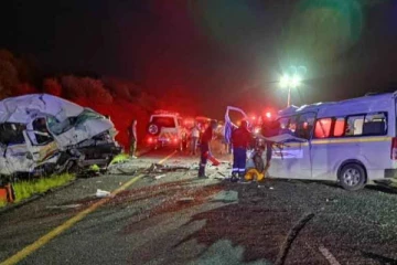 மினி பஸ்கள் நேருக்கு நேர் மோதி கோர விபத்து! கண்ணிமைக்கும் நொடியில் நடந்த சம்பவம்.. பலர் பலியான சோகம்