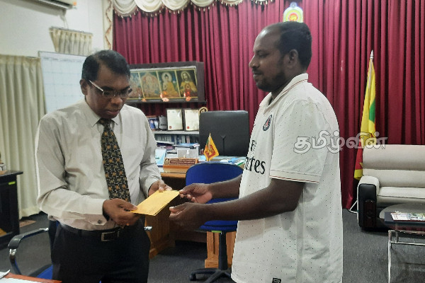 எரிபொருள் பெற்றுத்தர கோரி யாழ். மாவட்ட செயலாளருடன் வணிகர் கழகத்தினர் கலந்துரையாடல் (Photos) | Jaffna Fuel Discussion With District Secretary