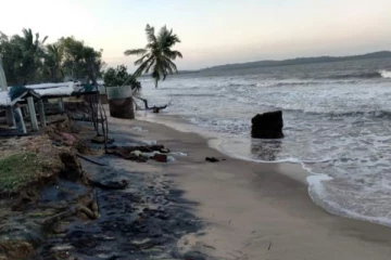 அபாய நிலையில் கிண்ணியா பிரதேச கடலோரங்கள்: பொதுமக்கள் விசனம் (Photos)