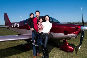 லண்டனில் வீட்டிலேயே விமானத்தை உருவாக்கி குடும்பத்தோடு ஐரோப்பிய நாடுகளுக்கு பறந்துவரும் இந்தியர்!