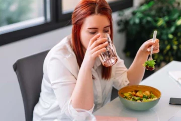 சாப்பிட்டவுடன் தண்ணீர் அருந்துவது நல்லதா? பலரின் கேள்விக்கு பதில் இதோ