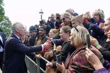 மன்னர் சார்லஸுக்கு  பொது இடத்தில் நேர்ந்த நிலை!