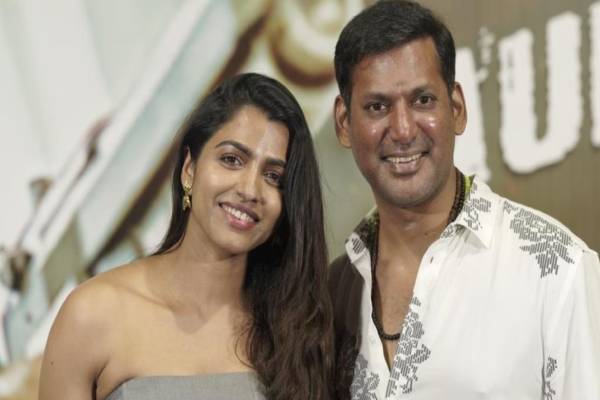 ஒருவழியாக காதலியை கரம் பிடித்த நடிகர் விஷால்- பட்டு வேட்டி சட்டையில் வெளியான படங்கள் | Vishal Sai Dhanshika Wedding Engagement Today