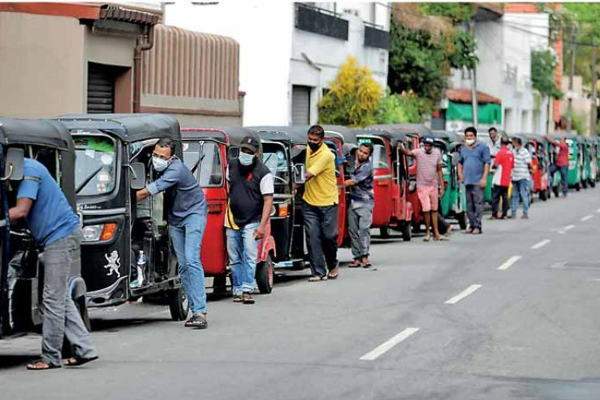 எரிபொருள் வரிசையில் காத்திருந்தவர் உயிரிழப்பு | Man Dies While Waiting To Get Fuel Card