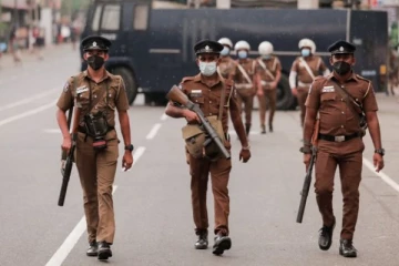 உத்தரவை மீறி பயணித்த முச்சக்கரவண்டி: பொலிஸார் துப்பாக்கிப் பிரயோகம்