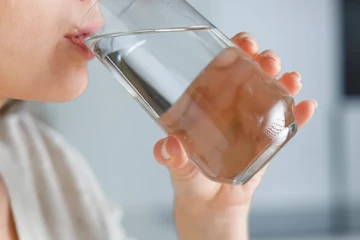 20 நிமிடங்களில் இரண்டு லிட்டர் தண்ணீரைக் குடித்த பெண் உயிரிழப்பு!