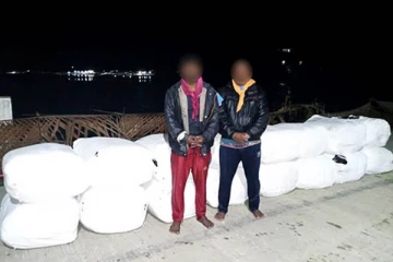 இந்தியாவிலிருந்து பீடி இலைகளை கடத்தி வந்த இருவர் கைது (Photos)