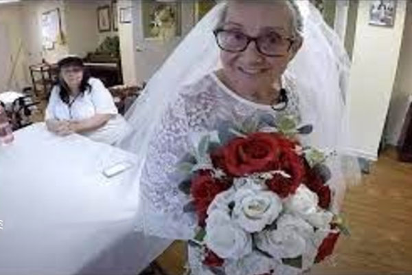 தன்னை தானே திருமணம் செய்து கொண்ட வயோதிப பெண்மணி | Elderly Woman Who Married Herself
