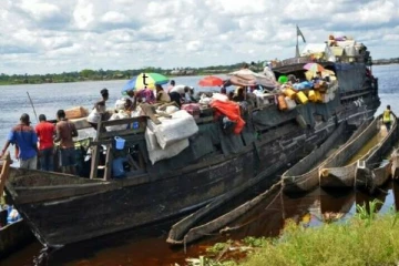 வெளிநாடொன்றில் படகு கவிழ்ந்து 15 குழந்தைகள் பரிதாபமாக உயிரிழப்பு!