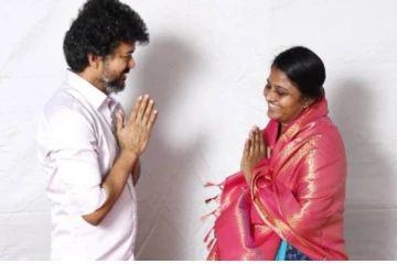 தேர்தலில் வெற்றி பெற்றவர்களை சந்தித்து வாழ்த்திய நடிகர் விஜய்!  வெளியான அதிகார்ப்பூர்வ புகைப்படம்