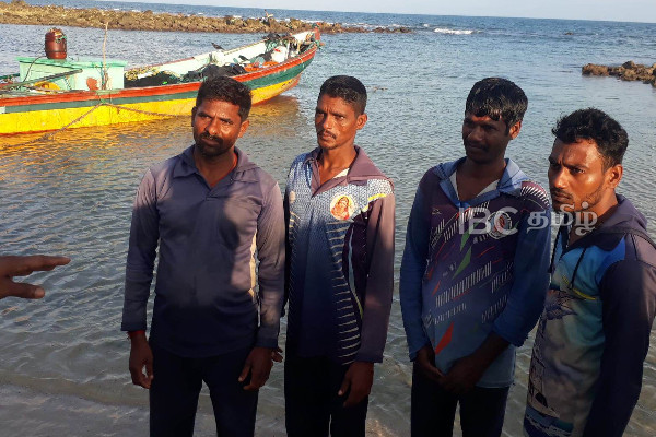 யாழ்.வடமராட்சியில் கரையொதுங்கிய தமிழக கடற்றொழிலாளர் படகு! | India Tamil Nadu Fisher Man Boat Broke Down Jaffna