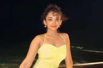 குடும்பஸ்தன் பட நடிகையா இப்படி.. வேற லெவல் கிளாமர் ஸ்டில்கள்