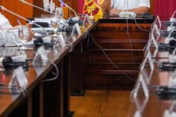 හදිසියේම පක්ෂ නායක රැස්වීමක් කැඳවයි