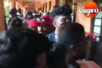 කොළඹ බලා පැමිණෙන දුම්රියක් හදිසියේම මග නවතී - දුම්රිය ස්ථානයක් උණුසුම් වෙයි.. (VIDEO)