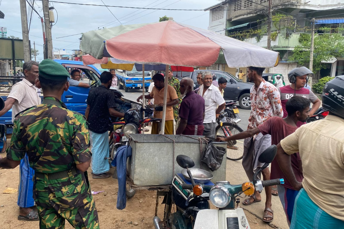 வீதியோர மீன் விற்பனைக்கு அதிரடி தடை! சம்மாந்துறை நீதிமன்றின் கடும் உத்தரவு | 11 Fish Vendors Fined In Sammanthurai
