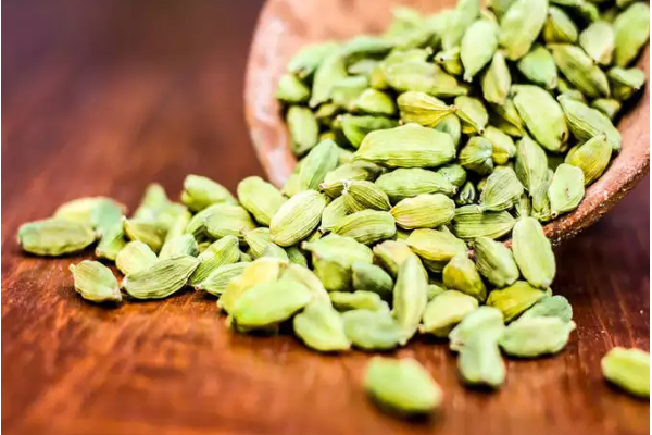 ஏலக்காய் நீரை தினமும் குடித்து வந்தால் என்ன நடக்கும் தெரியுமா? இனியாவது முழுசா தெரிஞ்சிக்கோங்க....! | How Cardamom Water Can Help In Weight Loss