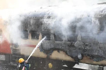 நின்றிருந்த ரயிலில் தீ விபத்து! சமையல் சிலிண்டர் வெடித்ததால் 9 பேர் பலியான சோகம்