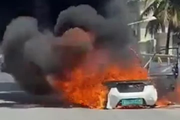 சாலை நடுவே பற்றியெரிந்த எலக்ட்ரிக் கார்; மக்கள் பீதி., என்ன நடந்தது?