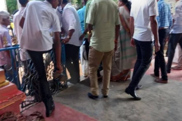 யாழில் இந்து ஆலயத்திற்குள் காலணிகளுடன் நுழைந்த சஜித்தின் காவலர்கள்!