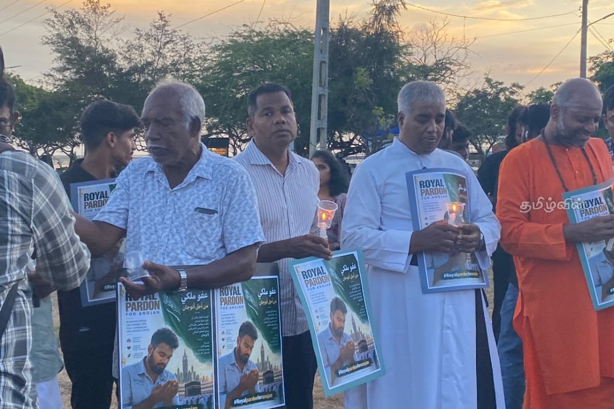 அனோஜனின் விடுதலைக்காக யாழில் மெழுகுவர்த்தி போராட்டம்! யாழில் திரண்ட மக்கள் | Candlelight Protest Held For Anojan S Release அனோஜனின் விடுதலைக்காக யாழில் மெழுகுவர்த்தி போராட்டம்! யாழில் திரண்ட மக்கள் | Candlelight Protest Held For Anojan S Release