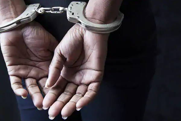 யாழில் கஞ்சா விற்பனையில் ஈடுபட்ட குடும்ப பெண் கைது - ஐபிசி தமிழ்