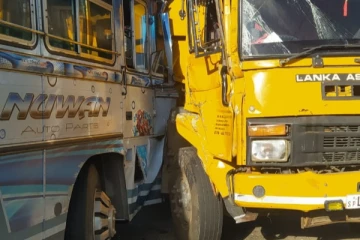 நேருக்கு நேர் மோதிக்கொண்ட வாகனங்கள்- ஸ்தம்பித்த போக்குவரத்து!