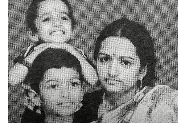 தளபதி விஜய் தனது தங்கை மற்றும் குடும்பத்துடன் இருக்கும் அன்ஸீன் புகைப்படம், இதோ... | Thalapathy Vijay With Sister Vidhya Unseen தளபதி விஜய் தனது தங்கை மற்றும் குடும்பத்துடன் இருக்கும் அன்ஸீன் புகைப்படம், இதோ... | Thalapathy Vijay With Sister Vidhya Unseen