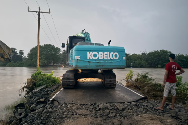 இரு துண்டுகளாக பாலம் ; இரவு பகலாக போக்குவரத்தை சீர் செய்யும் பணி தீவிரம் | Traffic Management Work In Full Swing Day Night