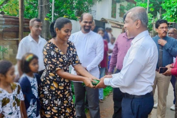 ගෙවල් නැති අඩුආදායම් ලාභී පවුල්වලට නිවාස ඇමතිගෙන් සතුටු පුවතක්