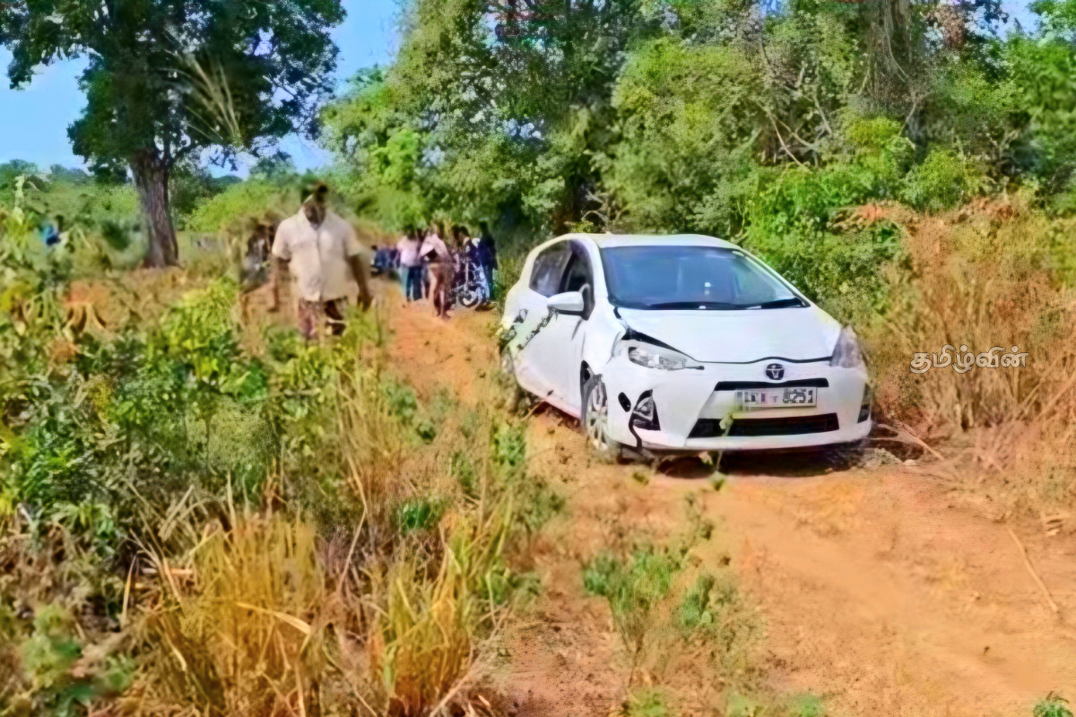 திருகோணமலை காட்டுப் பகுதியிலிருந்து சொகுசு கார் மீட்பு: தப்பிச் சென்ற கடத்தல்காரர்களுக்கு வலைவீச்சு | Car Recovered In Trincomalee Forest Area திருகோணமலை காட்டுப் பகுதியிலிருந்து சொகுசு கார் மீட்பு: தப்பிச் சென்ற கடத்தல்காரர்களுக்கு வலைவீச்சு | Car Recovered In Trincomalee Forest Area