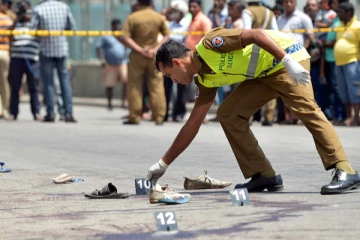 பொலிஸார் மீது கைக்குண்டு வீச முயன்றவர் சுட்டுப்படுகொலை