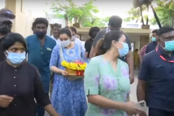 கையில் கணவர் அஸ்தியுடன் கலங்கிய நிலையில் மீனா! சோகத்தில் ரசிகர்கள்