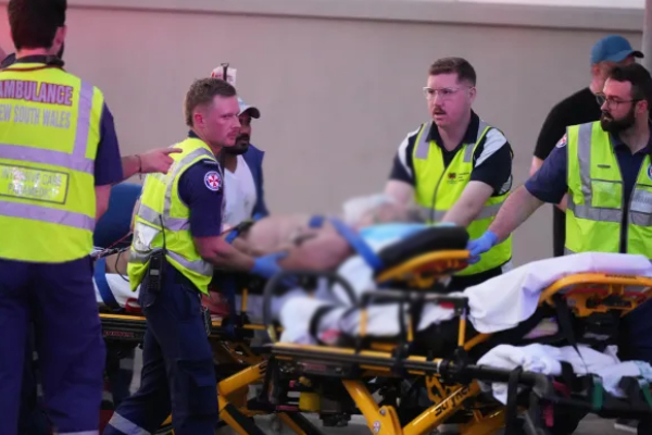 சிட்னி துப்பாக்கிச்சூடு ; தாக்குதல்தாரியை தடுத்த நபருக்கு குவியும் நன்கொடை | Sydney Shooting Donations Pour Man Stopped Attacke சிட்னி துப்பாக்கிச்சூடு ; தாக்குதல்தாரியை தடுத்த நபருக்கு குவியும் நன்கொடை | Sydney Shooting Donations Pour Man Stopped Attacke