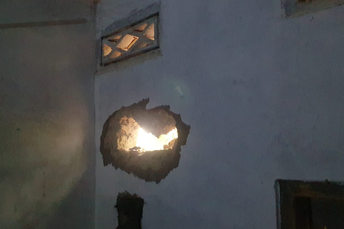 யாழில் மின்னல் தாக்கி வீடு சேதம்; தெய்வாதீனமாக தப்பிய வீட்டினர் | House Damaged By Lightning Strike In Jaffna