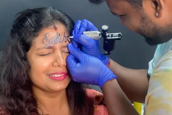 அடேங்கப்பா.! பாசத்தால் கணவன் பெயரை நெற்றியில் பச்சைக் குத்திக் கொண்ட பெண் | Bengaluru Woman Husband S Name Tattooed Forehead அடேங்கப்பா.! பாசத்தால் கணவன் பெயரை நெற்றியில் பச்சைக் குத்திக் கொண்ட பெண் | Bengaluru Woman Husband S Name Tattooed Forehead