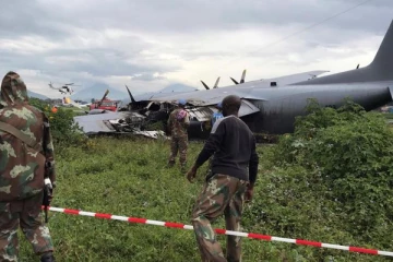 தரையில் விழுந்து நொறுங்கிய விமானம்.. பிரபல ஆப்பிரிக்கா நாட்டில் விபத்து