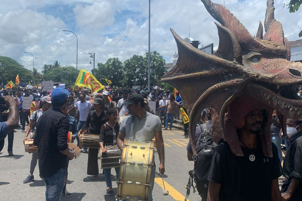 நடுவீதியில் இசைக்கருவிகளுடன் இறங்கிய இளைஞர், யுவதிகள்! கொழும்பில் வேகமெடுக்கும் போராட்டம் - ஐபிசி தமிழ்