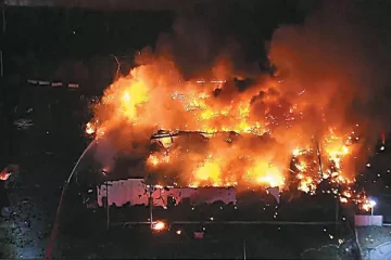 அமெரிக்காவில் தொழிற்சாலை குப்பை கிடங்கில் பரவிய தீ