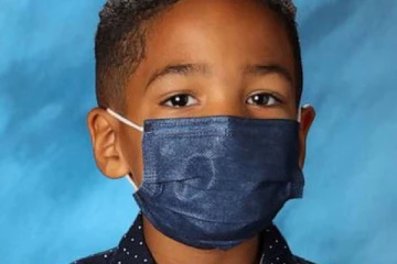 தாயார் சொன்ன ஒற்றை வார்த்தை... உலக மக்களின் கவனம் ஈர்க்கும் சிறுவனின் புகைப்படம்