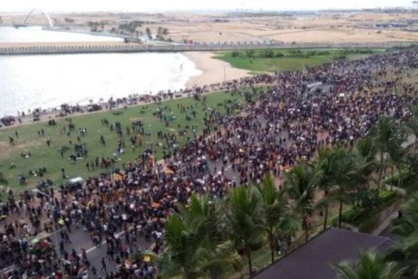 கொட்டும் மழையிலும் தொடரும் மக்களின் கொந்தளிப்பான போராட்டம் | Tumultuous Struggle People Continue Pouring Rain கொட்டும் மழையிலும் தொடரும் மக்களின் கொந்தளிப்பான போராட்டம் | Tumultuous Struggle People Continue Pouring Rain