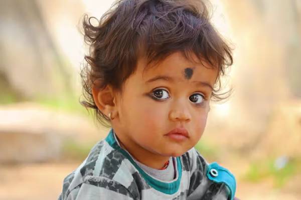 இப்படியும் கண்ணுக்கு மை போடலாமா? ரயில் பயணிகளை மிரள விட்ட சிறுமிகள் | Girls Go Viral With Strange Eye Ink Side Effects