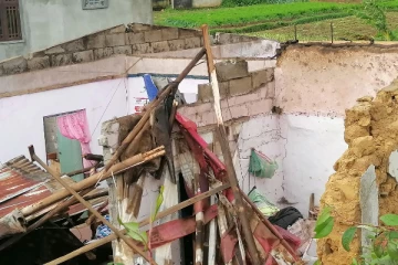 தொடர் மழையால் தூக்கி வீச்சப்பட்ட கூரைகள்; சாரதிகளே அவதானம்